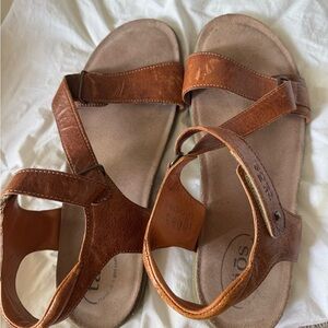 Taos Footwear Brown Leather Adjustable Strap Sandals